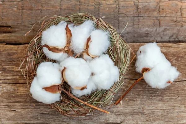 Hermosas Flores Algodón Blanco Cesta Rústico Viejo Fondo Plano Madera — Foto de Stock