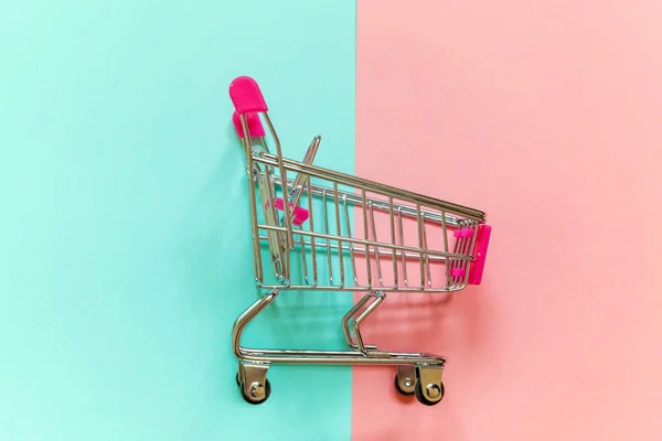 Kleiner Supermarkt Einkaufswagen Für Einkaufsspielzeug Mit Rädern Und Rosa Kunststoffelementen — Stockfoto