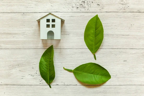 Casa Modelo Miniatura Juguete Blanco Con Hojas Verdes Sobre Fondo — Foto de Stock