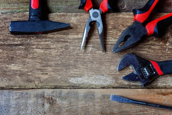 Çeşitli metin için yer ve ahşap yüzey üzerinde onarım araçları