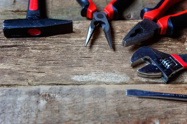 Çeşitli metin için yer ve ahşap yüzey üzerinde onarım araçları