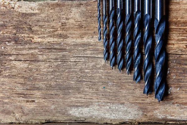 Tamir araçları: bit metin boşaltmak için eski rustik ahşap arka plan ve yer matkap Akülü den