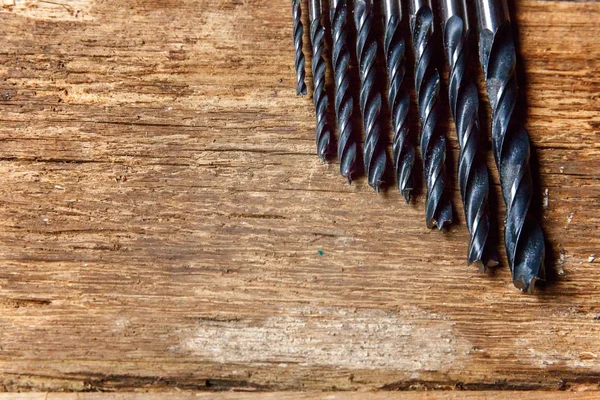 Tamir araçları: bit metin boşaltmak için eski rustik ahşap arka plan ve yer matkap Akülü den