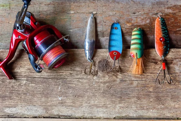 Balık tutma araçları ve aksesuarları bir ahşap yüzey ve metin için yer