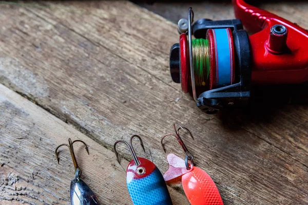 Balık tutma araçları ve aksesuarları bir ahşap yüzey ve metin için yer