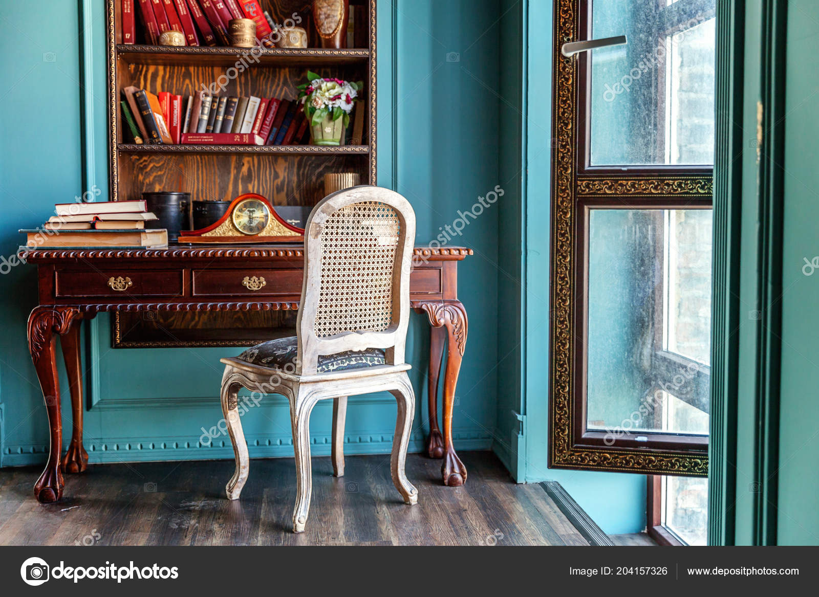 lusso classico interno di casa biblioteca. seduta camera con