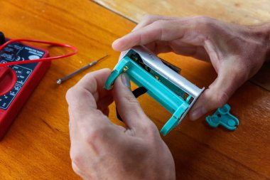 Elektronik savaş robotu mod vaping cihaz bakım. Modern Buharlaştırıcı e-cig gadget için vape e-sıvı düzeltmek. Vaper cihaz tamir servisi.