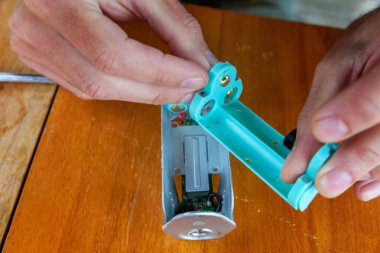 Elektronik savaş robotu mod vaping cihaz bakım. Modern Buharlaştırıcı e-cig gadget için vape e-sıvı düzeltmek. Vaper cihaz tamir servisi.