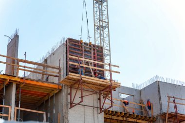  mavi gökyüzü karşı şantiye. Bina konut, alışveriş, alışveriş merkezi veya alışveriş merkezi