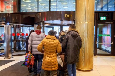 Saint-Petersburg, Rusya-20 Ekim 2017: Alışveriş çok düzeyli alışveriş merkezi. Alışveriş Merkezi iç