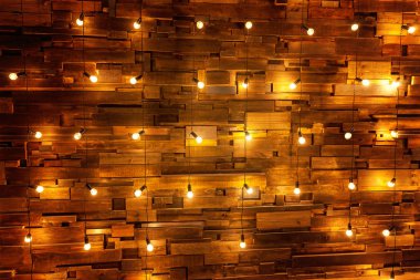 Ampulleri ahşap arka plan üzerinde mockup poster asılı. Arka plan ağaç plakalar lambaları