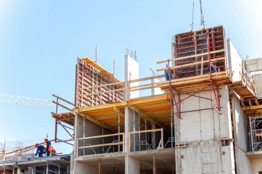  mavi gökyüzü karşı şantiye. Bina konut, alışveriş, alışveriş merkezi veya alışveriş merkezi