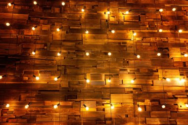 Ampulleri ahşap arka plan üzerinde mockup poster asılı. Arka plan ağaç plakalar lambaları