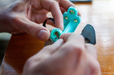 Elektronik savaş robotu mod vaping cihaz bakım. Modern Buharlaştırıcı e-cig gadget için vape e-sıvı düzeltmek. Vaper cihaz tamir servisi.