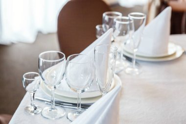 Gözlük, bir piramit katlanmış peçete akşam yemeği için restoran rahat iç görev yaptı. Düğün süslemeleri ve maddeler için gıda, beyaz masa örtüsü ile kaplı büyük bir tabloda catering hizmeti göre düzenlenmiş