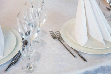 Gözlük, bir piramit katlanmış peçete akşam yemeği için restoran rahat iç görev yaptı. Düğün süslemeleri ve maddeler için gıda, beyaz masa örtüsü ile kaplı büyük bir tabloda catering hizmeti göre düzenlenmiş
