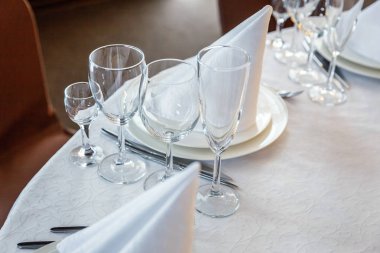 Gözlük, bir piramit katlanmış peçete akşam yemeği için restoran rahat iç görev yaptı. Düğün süslemeleri ve maddeler için gıda, beyaz masa örtüsü ile kaplı büyük bir tabloda catering hizmeti göre düzenlenmiş