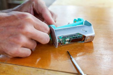 Elektronik savaş robotu mod vaping cihaz bakım. Modern Buharlaştırıcı e-cig gadget için vape e-sıvı düzeltmek. Vaper cihaz tamir servisi.