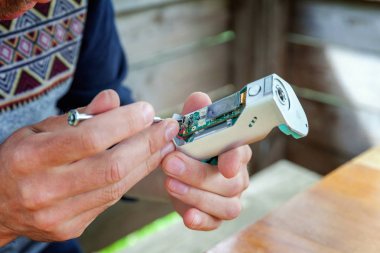 Elektronik savaş robotu mod vaping cihaz bakım. Modern Buharlaştırıcı e-cig gadget için vape e-sıvı düzeltmek. Vaper cihaz tamir servisi.