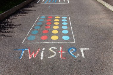 Saint-Petersburg, Rusya-24 Ağustos 2017: Çocuk sokak mobil oyun twister asfalt üzerinde