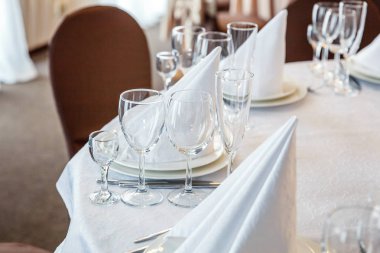 Gözlük, bir piramit katlanmış peçete akşam yemeği için restoran rahat iç görev yaptı. Düğün süslemeleri ve maddeler için gıda, beyaz masa örtüsü ile kaplı büyük bir tabloda catering hizmeti göre düzenlenmiş