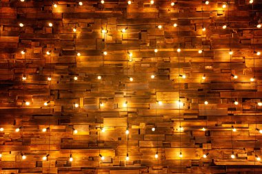 Ampulleri ahşap arka plan üzerinde mockup poster asılı. Arka plan ağaç plakalar lambaları