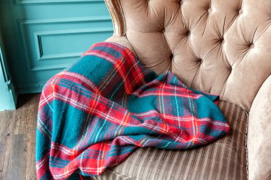 Lüks ev kütüphane klasik iç. Kitaplık, kitap, koltuk, kanepe ve şömine ile oturma odası. Temiz ve modern dekorasyon zarif mobilyalarla. Eğitim okuma çalışma bilgelik kavramı