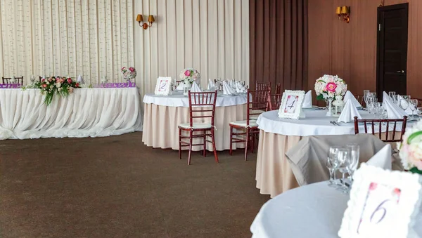 Glasses Napkin Folded Pyramid Served Dinner Restaurant Cozy Interior Wedding — Stock Photo, Image
