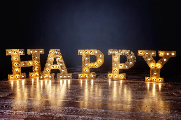 Glückliche Buchstaben Wort Mit Glühenden Glühbirnen Retro Stehen Auf Einem — Stockfoto