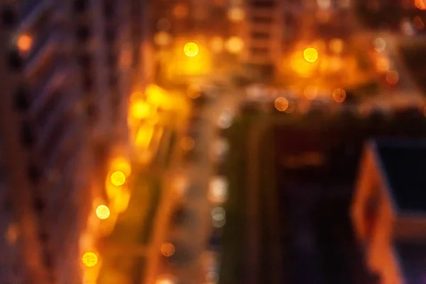 抽象的公寓 住宅楼 对蓝天 城市之夜 城市在晚上以轻的散景 模糊的焦点 黄昏时间 为背景使用 — 图库照片