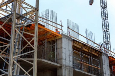  mavi gökyüzü karşı şantiye. Bina konut, alışveriş, alışveriş merkezi veya alışveriş merkezi