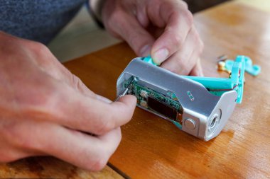 Elektronik savaş robotu mod vaping cihaz bakım. Modern Buharlaştırıcı e-cig gadget için vape e-sıvı düzeltmek. Vaper cihaz tamir servisi.