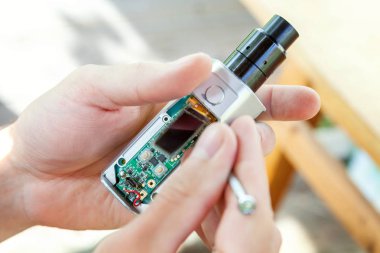 Elektronik savaş robotu mod vaping cihaz bakım. Modern Buharlaştırıcı e-cig gadget için vape e-sıvı düzeltmek. Vaper cihaz tamir servisi.