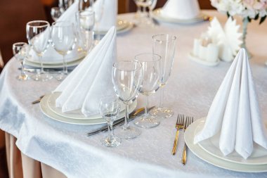 Gözlük, bir piramit katlanmış peçete akşam yemeği için restoran rahat iç görev yaptı. Düğün süslemeleri ve maddeler için gıda, beyaz masa örtüsü ile kaplı büyük bir tabloda catering hizmeti göre düzenlenmiş