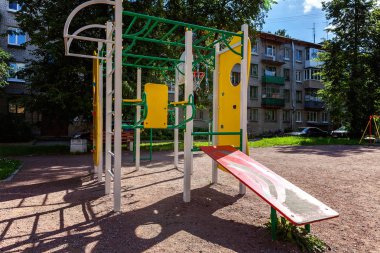 Şehirde halkın Bahçesi. Parkta bahçesinde renkli oyun parkında. Park modern çocuklar Bahçesi arka plan dizi. Çocuklar merdiven slaytlar ekipman