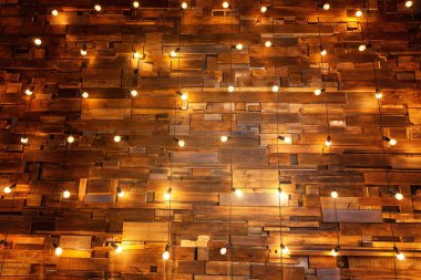 Ampulleri ahşap arka plan üzerinde mockup poster asılı. Arka plan ağaç plakalar lambaları