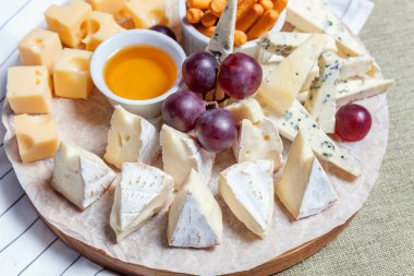 Peynir farklı tipleri ile Yönetim Kurulu: Dor blu, chedar, Parmesan, brie, tatlım sos, parmak ekmek ve üzüm. Restoran menü plaka