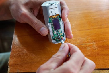 Elektronik savaş robotu mod vaping cihaz bakım. Modern Buharlaştırıcı e-cig gadget için vape e-sıvı düzeltmek. Vaper cihaz tamir servisi.