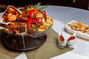 lezzetli ızgara sebze ve et 