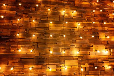 Ampulleri ahşap arka plan üzerinde mockup poster asılı. Arka plan ağaç plakalar lambaları