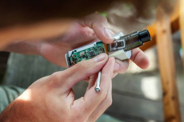 Elektronik savaş robotu mod vaping cihaz bakım. Modern Buharlaştırıcı e-cig gadget için vape e-sıvı düzeltmek. Vaper cihaz tamir servisi.