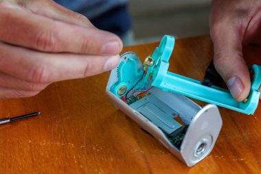 Elektronik savaş robotu mod vaping cihaz bakım. Modern Buharlaştırıcı e-cig gadget için vape e-sıvı düzeltmek. Vaper cihaz tamir servisi.