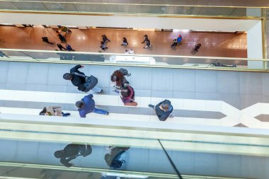 Çok düzeyli Alışveriş Merkezi'nde alışveriş vew top