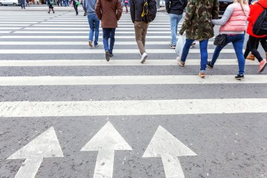 insanların kalabalıklar bir şehir sokak crossing