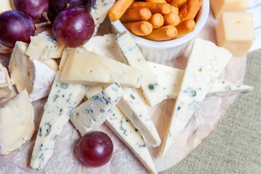 Peynir farklı tipleri ile Yönetim Kurulu: Dor blu, chedar, Parmesan, brie, tatlım sos, parmak ekmek ve üzüm. Restoran menü plaka