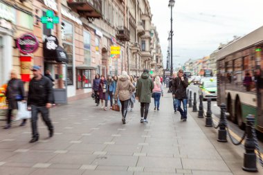 Saint Petersburg, Rusya, 20 Ekim 2017: Kalabalık şehir sokak aşağı yaya yürüyüş. Etkisi zoom