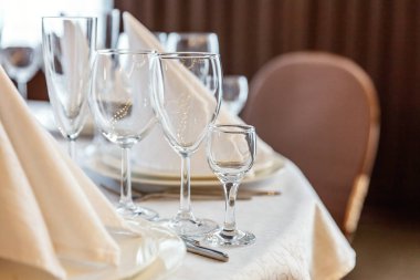 Gözlük, bir piramit katlanmış peçete akşam yemeği için restoran rahat iç görev yaptı. Düğün süslemeleri ve maddeler için gıda, beyaz masa örtüsü ile kaplı büyük bir tabloda catering hizmeti göre düzenlenmiş