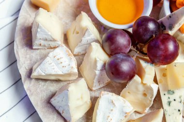 Peynir farklı tipleri ile Yönetim Kurulu: Dor blu, chedar, Parmesan, brie, tatlım sos, parmak ekmek ve üzüm. Restoran menü plaka