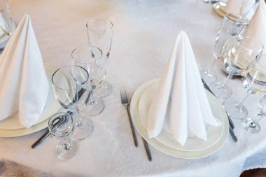 Gözlük, bir piramit katlanmış peçete akşam yemeği için restoran rahat iç görev yaptı. Düğün süslemeleri ve maddeler için gıda, beyaz masa örtüsü ile kaplı büyük bir tabloda catering hizmeti göre düzenlenmiş