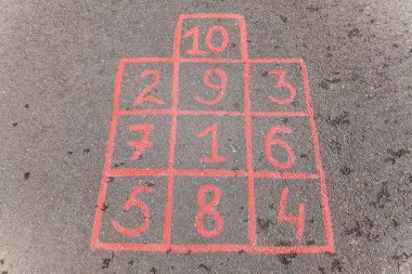 Çocuk sokak mobil oyun ile çizilmiş tebeşir karelere atlamak için.